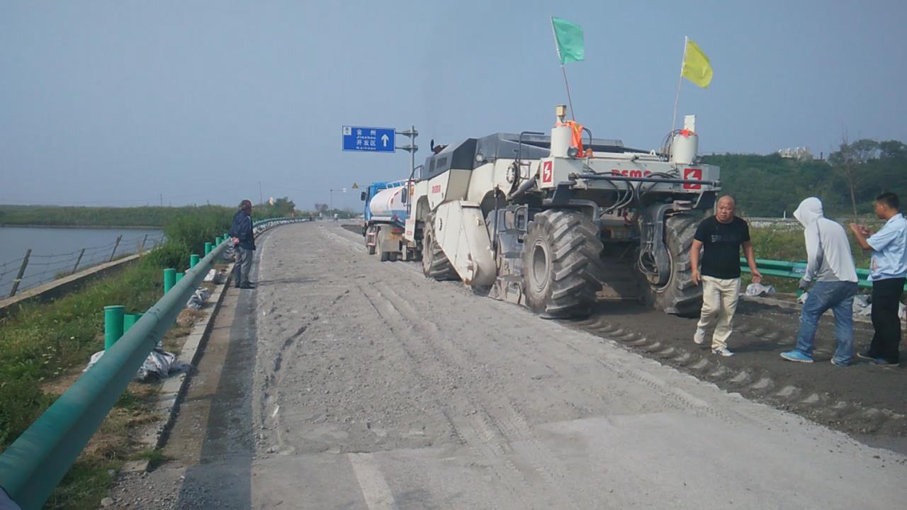 RZ2300，大連濱海公路冷再生施工