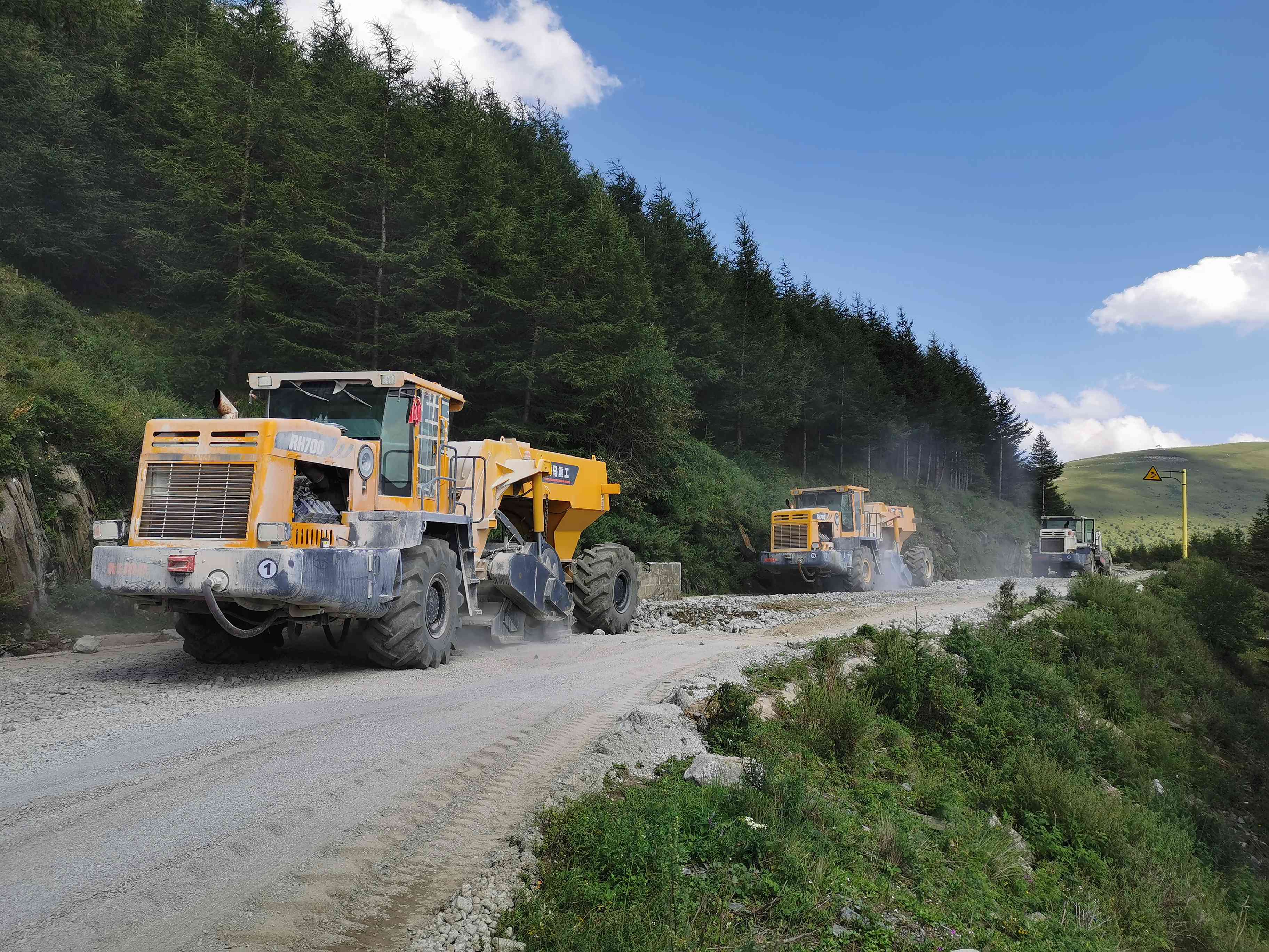 RH700，五臺(tái)山水泥路破碎施工